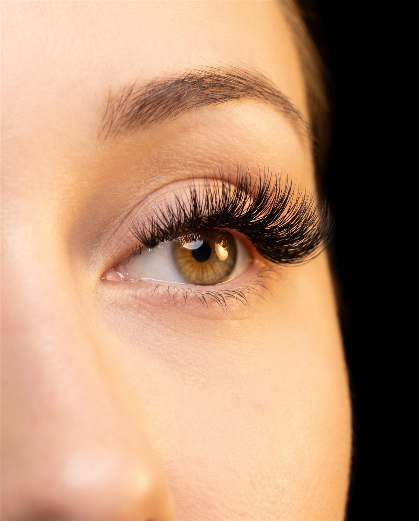 Voluminöse Wimpernextensions in Nahaufnahme