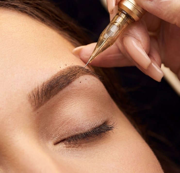 Powder Brows: präzises Arbeiten an der Augenbraue mit dem PMU-Gerät