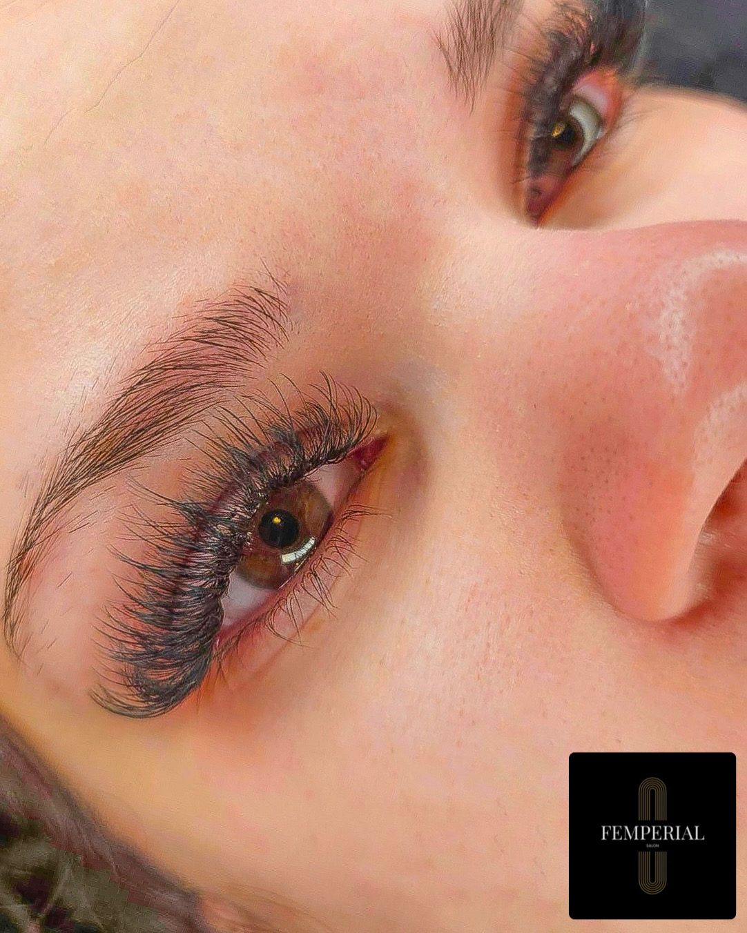 Echtes Ergebnis: Wimpernextensions nach dem Auffüllen bei Salon Femperial